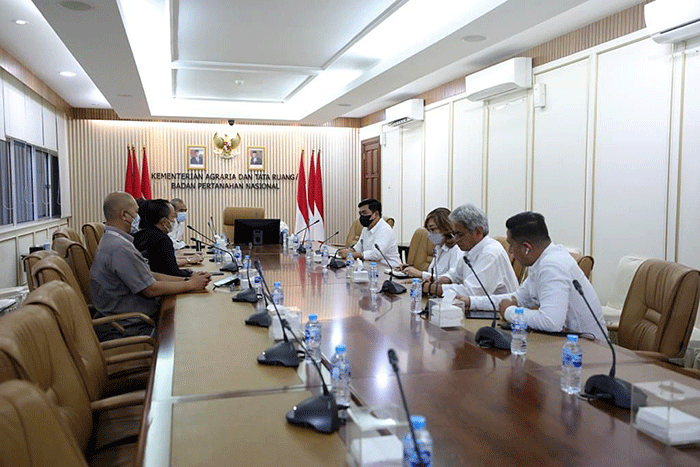 Hadi Tjahjanto didampingi oleh Kepala Biro Humas Kementerian ATR/BPN Yulia Jaya Nirmawati dan Juru Bicara Kementerian ATR/BPN Teguh Hari Prihanto.