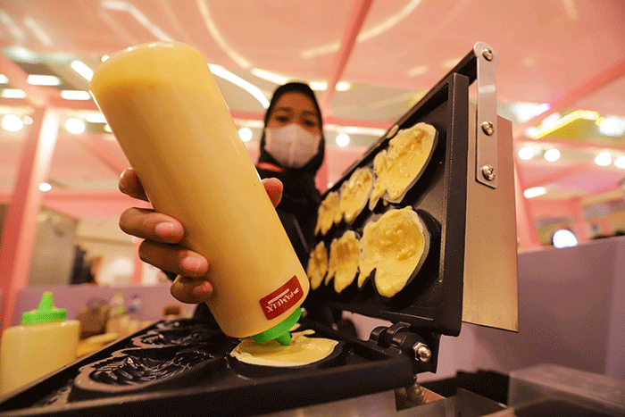 Pengunjung memilih makanan yang dijual saat acara Korean Food Festival di Lotte Shopping Avenue, Jakarta Selatan, Rabu (20/7/2022).