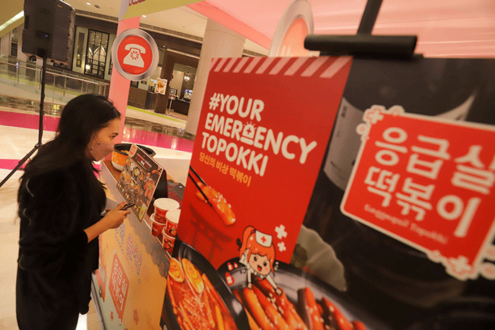Pengunjung memilih makanan yang dijual saat acara Korean Food Festival di Lotte Shopping Avenue, Jakarta Selatan, Rabu (20/7/2022).
