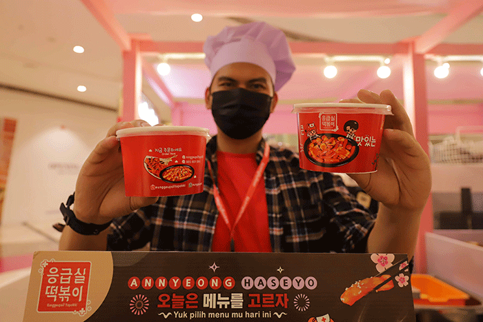Pengunjung memilih makanan yang dijual saat acara Korean Food Festival di Lotte Shopping Avenue, Jakarta Selatan, Rabu (20/7/2022).