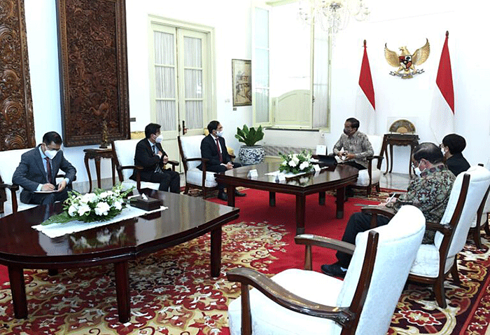 Presiden Joko Widodo menerima kunjungan kehormatan Menteri Luar Negeri (Menlu) Vietnam, Bui Thanh Son, dan delegasi di Istana Merdeka, Jakarta.