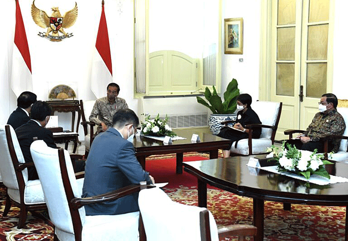 Presiden Joko Widodo menerima kunjungan kehormatan Menteri Luar Negeri (Menlu) Vietnam, Bui Thanh Son, dan delegasi di Istana Merdeka, Jakarta.