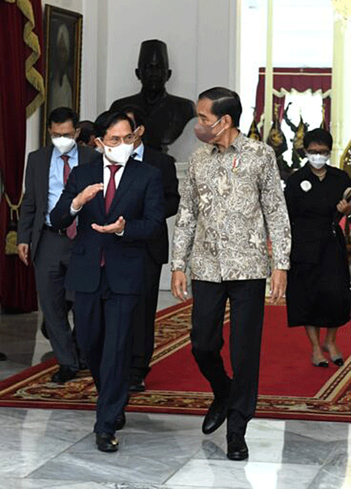 Presiden Joko Widodo menerima kunjungan kehormatan Menteri Luar Negeri (Menlu) Vietnam, Bui Thanh Son, dan delegasi di Istana Merdeka, Jakarta.