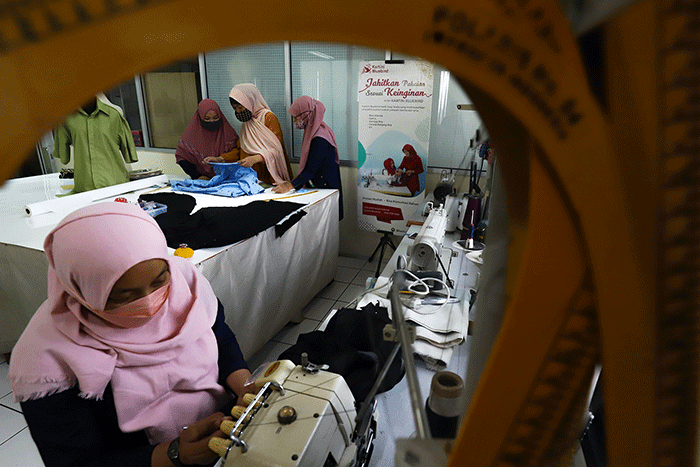 Para istri-istri pengemudi Bluebird Group mengikuti pelatihan tata boga dan tata busana di Jakarta, Rabu (20/7/2022).
