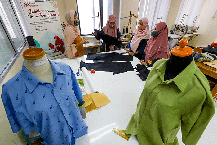 Para istri-istri pengemudi Bluebird Group mengikuti pelatihan tata boga dan tata busana di Jakarta, Rabu (20/7/2022).