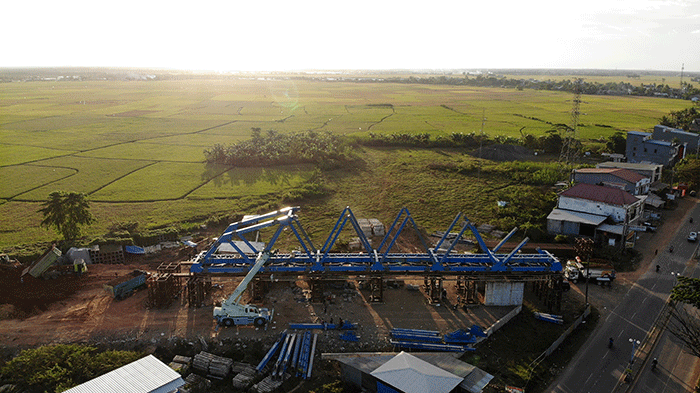 Foto udara proyek rel Kereta api trans Sulawesi selatan di Kabupaten Maros, Rabu (20/7/2022).