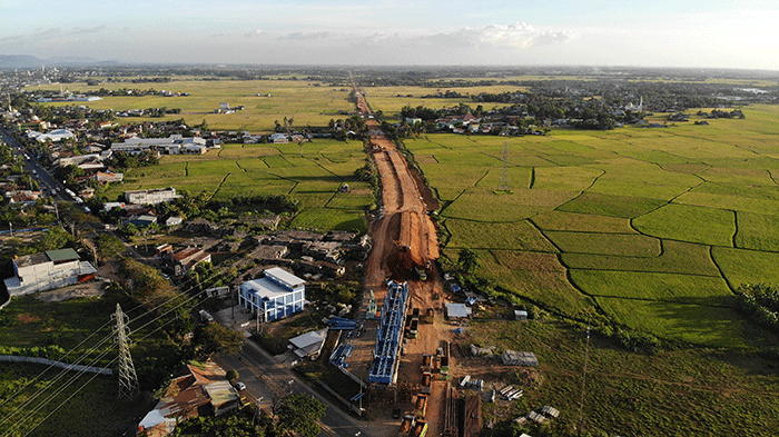 Foto udara proyek rel Kereta api trans Sulawesi selatan di Kabupaten Maros, Rabu (20/7/2022).