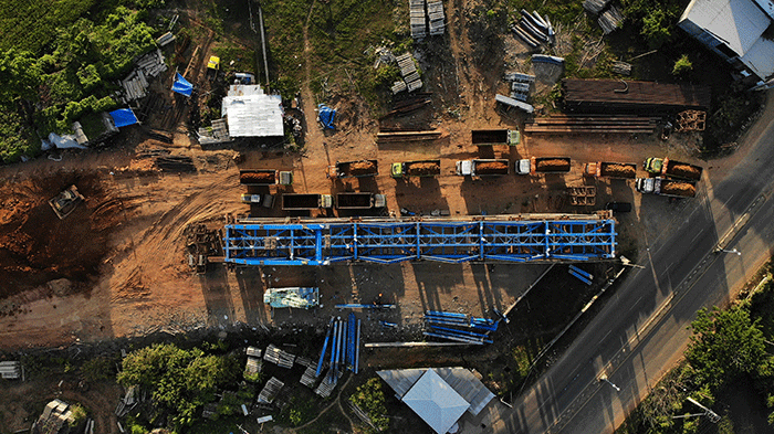 Foto udara proyek rel Kereta api trans Sulawesi selatan di Kabupaten Maros, Rabu (20/7/2022).