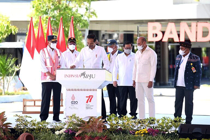 Mengawali kunjungan kerjanya di Provinsi Nusa Tenggara Timur, Presiden Joko Widodo meresmikan perluasan Bandar Udara Komodo Labuan Bajo.