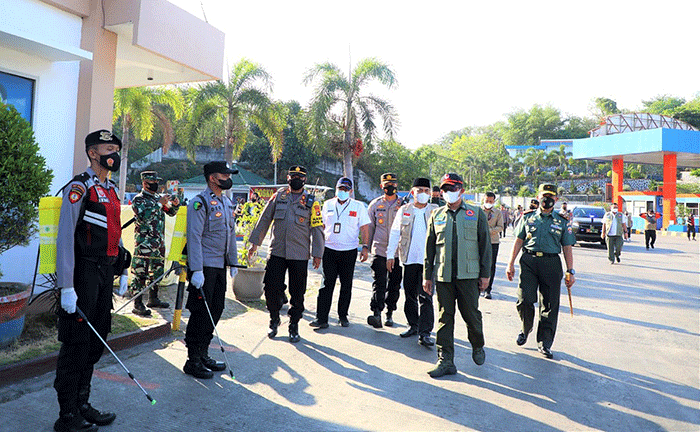 Ketua Satgas Penanganan Penyakit Mulut dan Kuku (PMK) Letjen TNI Suharyanto meninjau Pelabuhan Lembar yang menjadi pintu masuk lalu lintas hewan ternak.