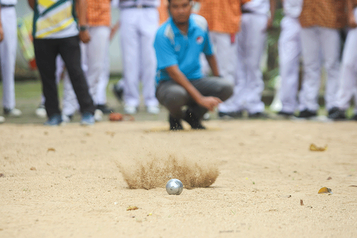 Sejumlah murid saat melakukan olahraga Petanque di SMAN 113, Jakarta Timur, Kamis (21/7/2022).