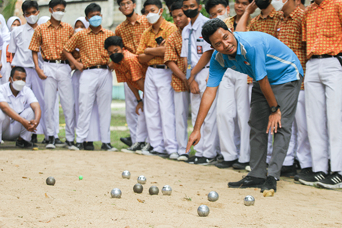 Sejumlah murid saat melakukan olahraga Petanque di SMAN 113, Jakarta Timur, Kamis (21/7/2022).