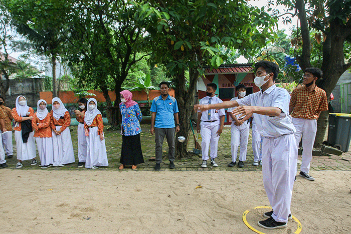 Sejumlah murid saat melakukan olahraga Petanque di SMAN 113, Jakarta Timur, Kamis (21/7/2022).