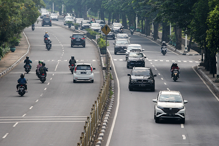 Sejumlah kendaraan bermotor melintasi Jalan Raya Taman Mini, Jakarta Timur, Kamis (21/7/2022).