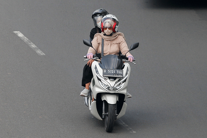 Sejumlah kendaraan bermotor melintasi Jalan Raya Taman Mini, Jakarta Timur, Kamis (21/7/2022).