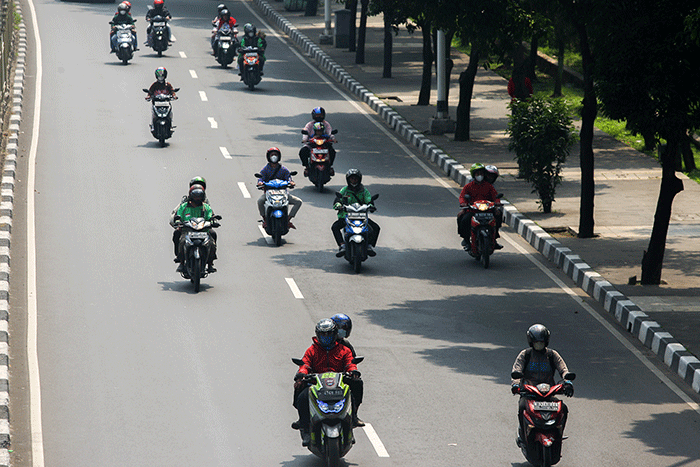 Sejumlah kendaraan bermotor melintasi Jalan Raya Taman Mini, Jakarta Timur, Kamis (21/7/2022).