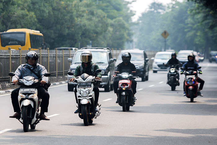 Sejumlah kendaraan bermotor melintasi Jalan Raya Taman Mini, Jakarta Timur, Kamis (21/7/2022).
