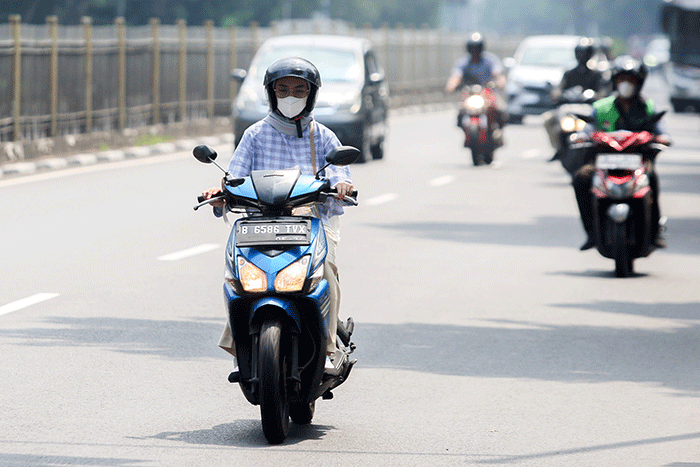 Sejumlah kendaraan bermotor melintasi Jalan Raya Taman Mini, Jakarta Timur, Kamis (21/7/2022).