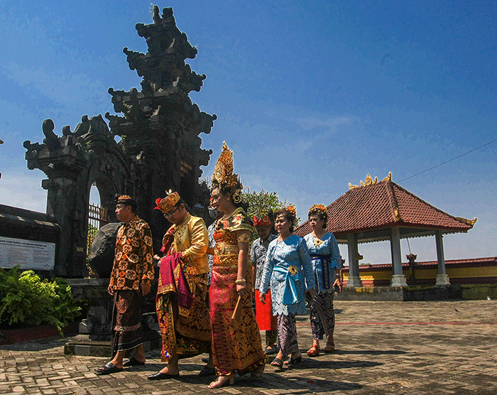 Andrian Gunawan dan Putu Satwika Anggaswari Pujawati, pasangan pengantin mengikuti upacara pernikahan menurut Agama Hindu.