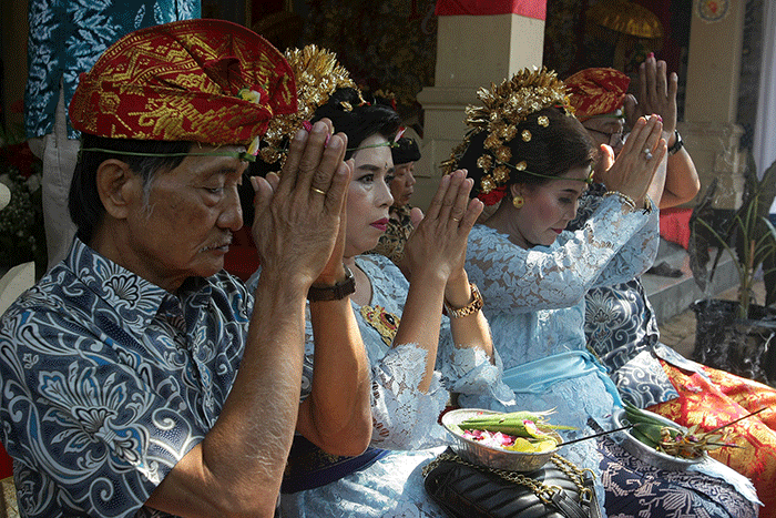 Andrian Gunawan dan Putu Satwika Anggaswari Pujawati, pasangan pengantin mengikuti upacara pernikahan menurut Agama Hindu.