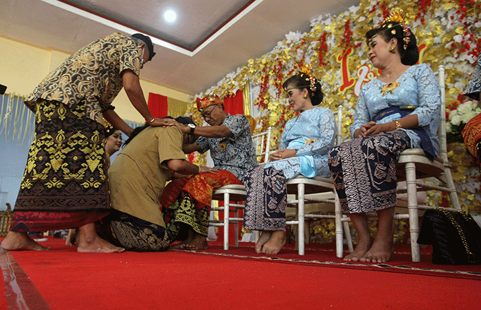 Andrian Gunawan dan Putu Satwika Anggaswari Pujawati, pasangan pengantin mengikuti upacara pernikahan menurut Agama Hindu.