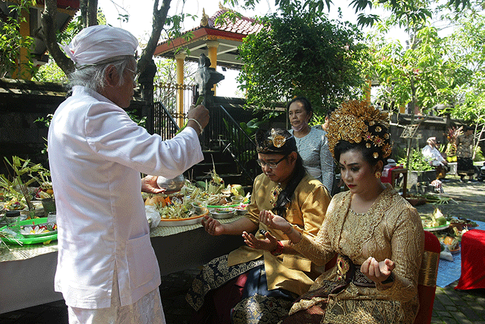 Andrian Gunawan dan Putu Satwika Anggaswari Pujawati, pasangan pengantin mengikuti upacara pernikahan menurut Agama Hindu.