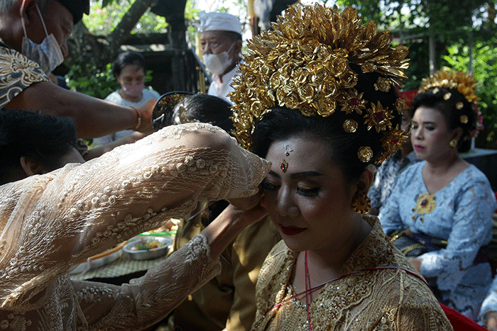 Andrian Gunawan dan Putu Satwika Anggaswari Pujawati, pasangan pengantin mengikuti upacara pernikahan menurut Agama Hindu.