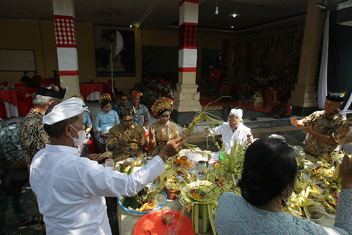 Andrian Gunawan dan Putu Satwika Anggaswari Pujawati, pasangan pengantin mengikuti upacara pernikahan menurut Agama Hindu.
