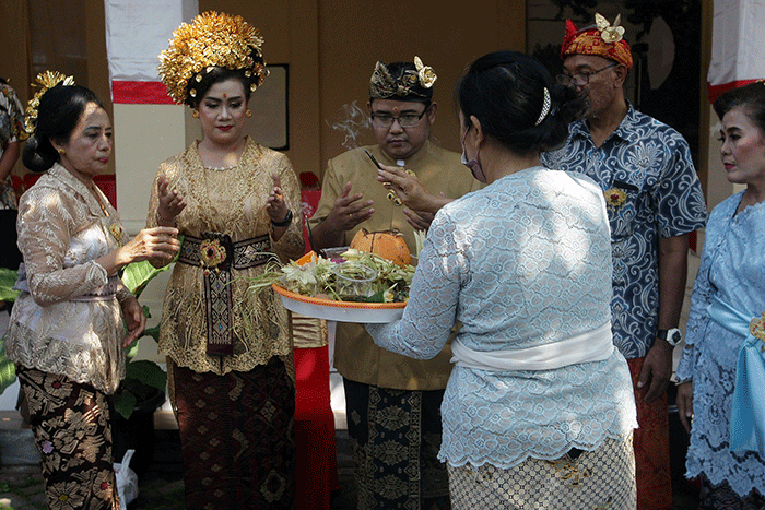 Andrian Gunawan dan Putu Satwika Anggaswari Pujawati, pasangan pengantin mengikuti upacara pernikahan menurut Agama Hindu.