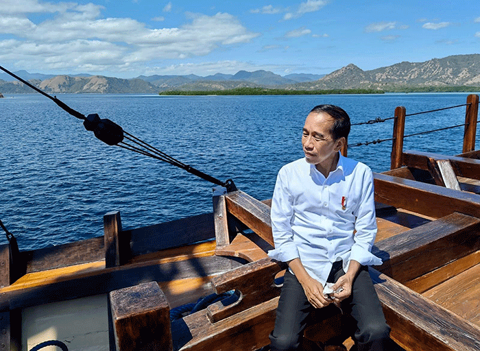 Presiden Jokowi dan Ibu Negara Iriana menikmati pemandangan saat berada di dek depan Kapal Penisi saat perjalanan menuju Pulau Rinca, Kabupaten Manggarai Barat.