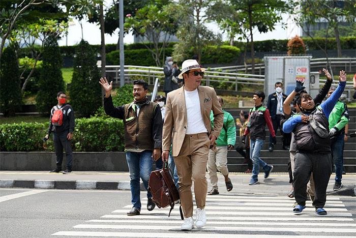 Gubernur Jawa Barat Ridwan Kamil memberikan dukungan penuh atas kreativitas anak-anak muda Sudirman Citayam Bojonggede Depok (SCBD) yang melakukan fashion show.