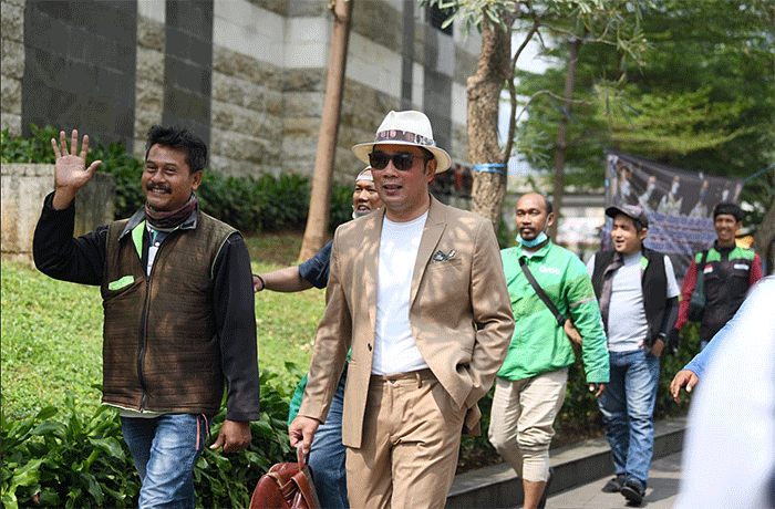 Gubernur Jawa Barat Ridwan Kamil memberikan dukungan penuh atas kreativitas anak-anak muda Sudirman Citayam Bojonggede Depok (SCBD) yang melakukan fashion show.