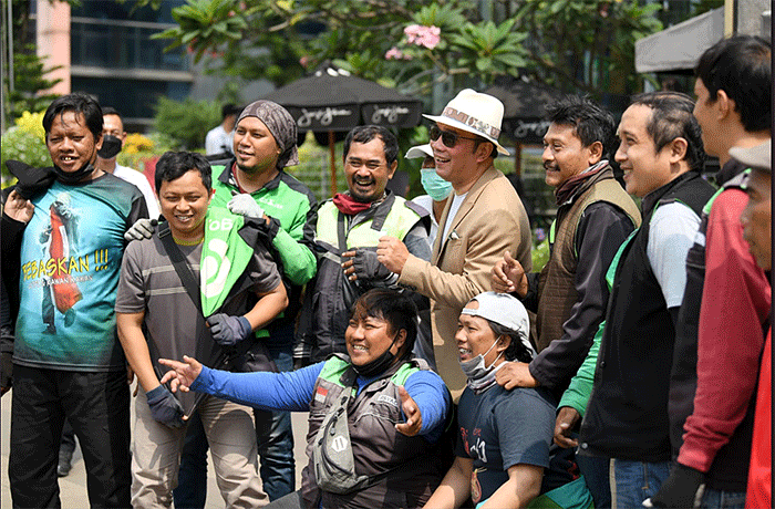 Gubernur Jawa Barat Ridwan Kamil memberikan dukungan penuh atas kreativitas anak-anak muda Sudirman Citayam Bojonggede Depok (SCBD) yang melakukan fashion show.