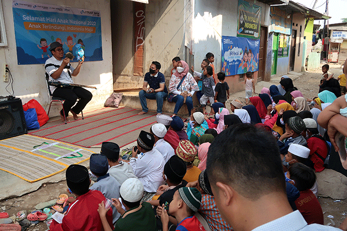 EVP PT Bank JTrust Indonesia Tbk Ong Pey Fang memberikan kata sambutan pada acara perayaan Hari Anak Nasional di Kampung Pemulung Bintara Jaya.