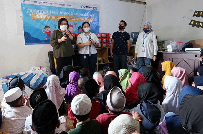 EVP PT Bank JTrust Indonesia Tbk Ong Pey Fang memberikan kata sambutan pada acara perayaan Hari Anak Nasional di Kampung Pemulung Bintara Jaya.