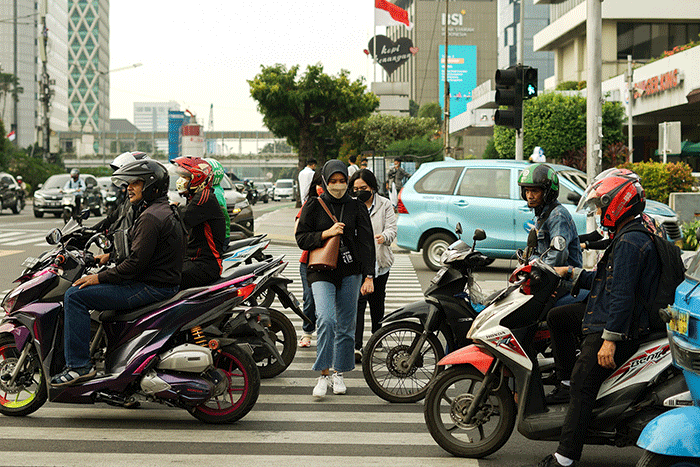 Aktivitas masyarakat saat jam pulang kerja di kawasan Sarinah, Jakarta Pusat, Jumat (22/7/2022).