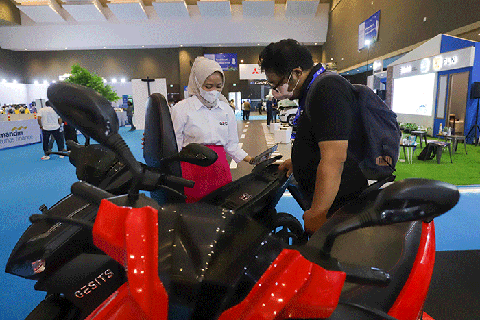 Pengunjung melihat motor dan mobil listrik yang dipamerkan dalam acara PERIKLINDO Electric Vehicle Show (PEVS) 2022 di JIEXPO Kemayoran, Jakarta Pusat.