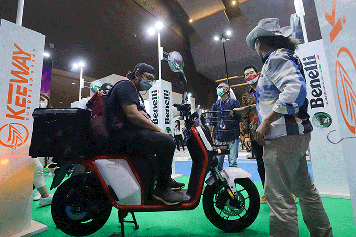Pengunjung melihat motor dan mobil listrik yang dipamerkan dalam acara PERIKLINDO Electric Vehicle Show (PEVS) 2022 di JIEXPO Kemayoran, Jakarta Pusat.