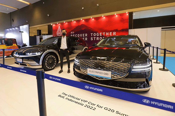 Pengunjung melihat motor dan mobil listrik yang dipamerkan dalam acara PERIKLINDO Electric Vehicle Show (PEVS) 2022 di JIEXPO Kemayoran, Jakarta Pusat.