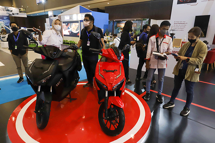 Pengunjung melihat motor dan mobil listrik yang dipamerkan dalam acara PERIKLINDO Electric Vehicle Show (PEVS) 2022 di JIEXPO Kemayoran, Jakarta Pusat.