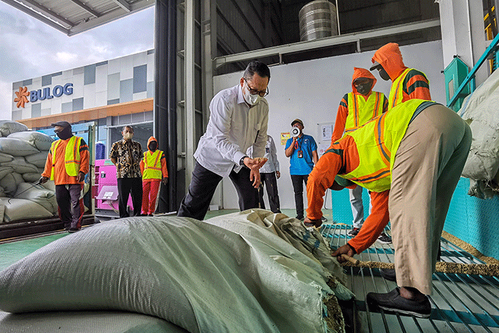 Direktur Utama Bulog Budi Waseso meninjau langsung infrastruktur pengolahan beras modern atau modern rice milling plant (MRMP) di Kendal, Jawa Tengah.