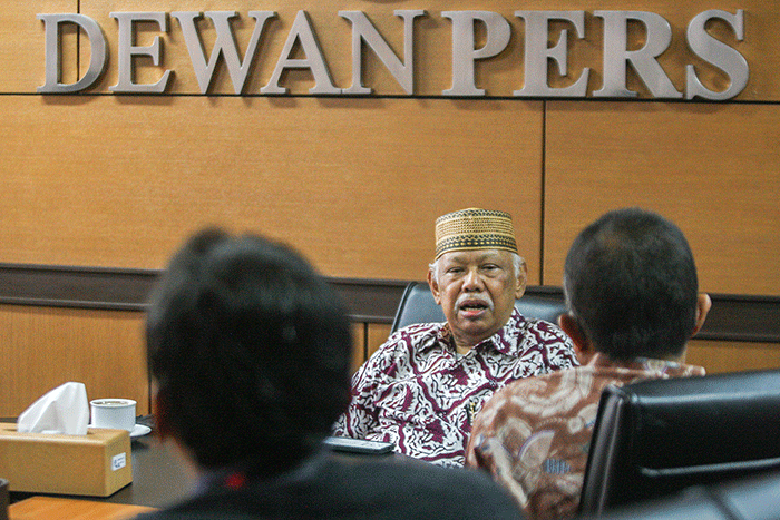 Potret Ketua Dewan Pers Prof. Dr. H. Azyumardi Azra, M.Phil., M.A., CBE usai wawancara di Kantor Dewan Pers, Jakarta, Kamis (22/7/2022).