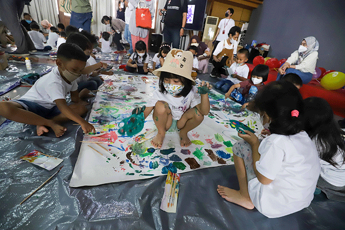Sejulmah anak mengikuti Workshop “Lukiskan Ekspresimu dengan Tangan dan Kaki