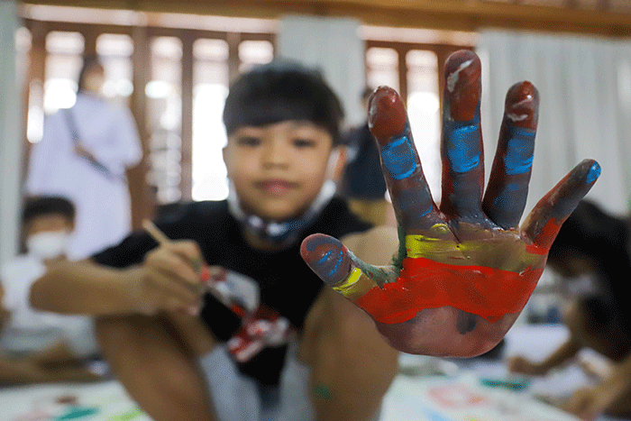 Sejulmah anak mengikuti Workshop “Lukiskan Ekspresimu dengan Tangan dan Kaki