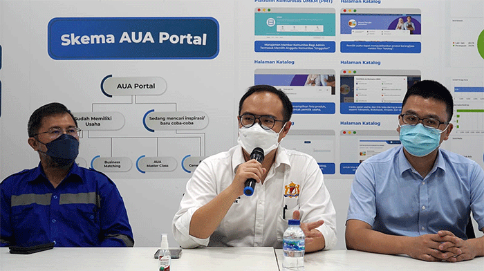 Managing Director Utomo SolaRUV, Anthony Utomo (kiri) dan Vice President of APAC Longi Green Energy Technology Co., Ltd,  Chin Lee berbincang di Jakarta.