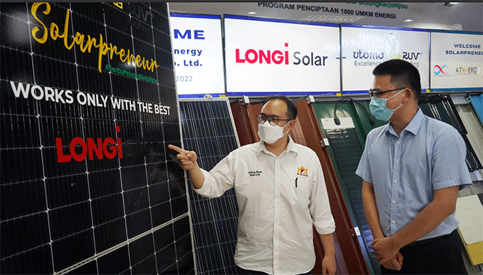 Managing Director Utomo SolaRUV, Anthony Utomo (kiri) dan Vice President of APAC Longi Green Energy Technology Co., Ltd,  Chin Lee berbincang di Jakarta.