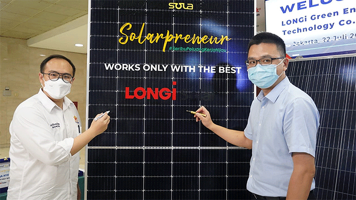 Managing Director Utomo SolaRUV, Anthony Utomo (kiri) dan Vice President of APAC Longi Green Energy Technology Co., Ltd,  Chin Lee berbincang di Jakarta.