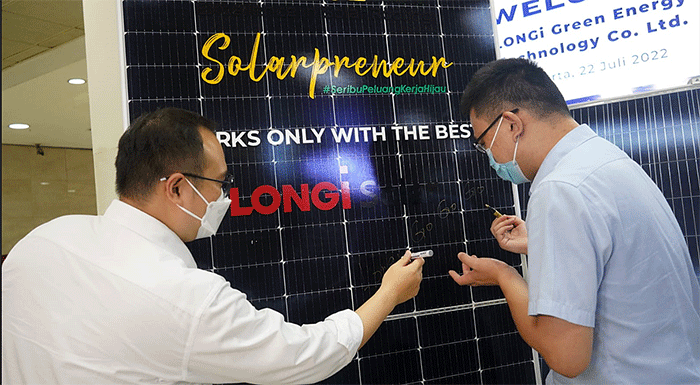 Managing Director Utomo SolaRUV, Anthony Utomo (kiri) dan Vice President of APAC Longi Green Energy Technology Co., Ltd,  Chin Lee berbincang di Jakarta.