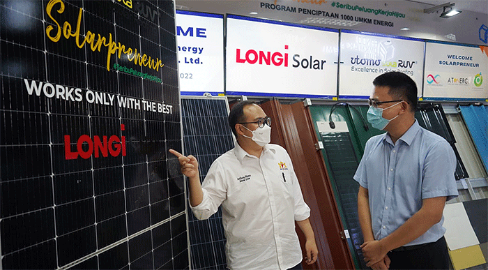 Managing Director Utomo SolaRUV, Anthony Utomo (kiri) dan Vice President of APAC Longi Green Energy Technology Co., Ltd,  Chin Lee berbincang di Jakarta.