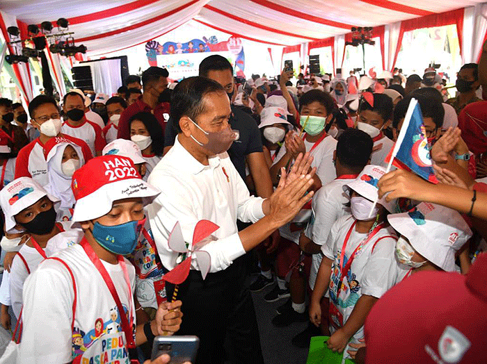 Presiden Joko Widodo menghabiskan akhir pekan bermain bersama anak-anak di Taman Teijsmann, Kebun Raya Bogor, Jawa Barat, Sabtu (23/7/2022).